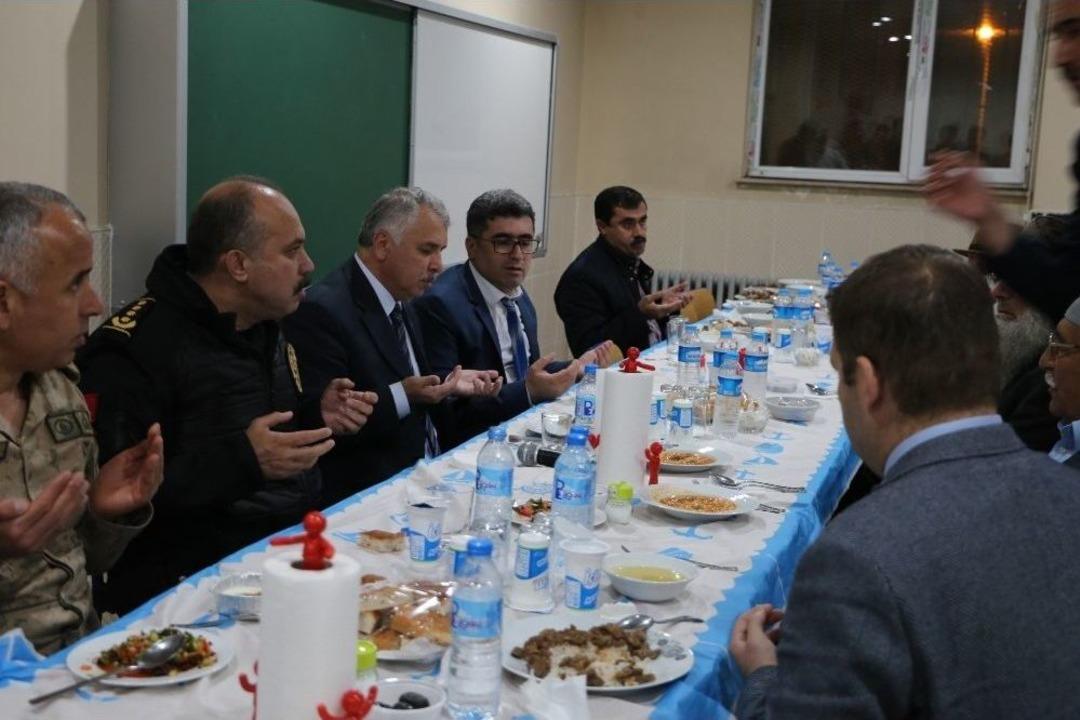 Vali Yıldırım Varto&rsquo;da İftar A&ccedil;tı