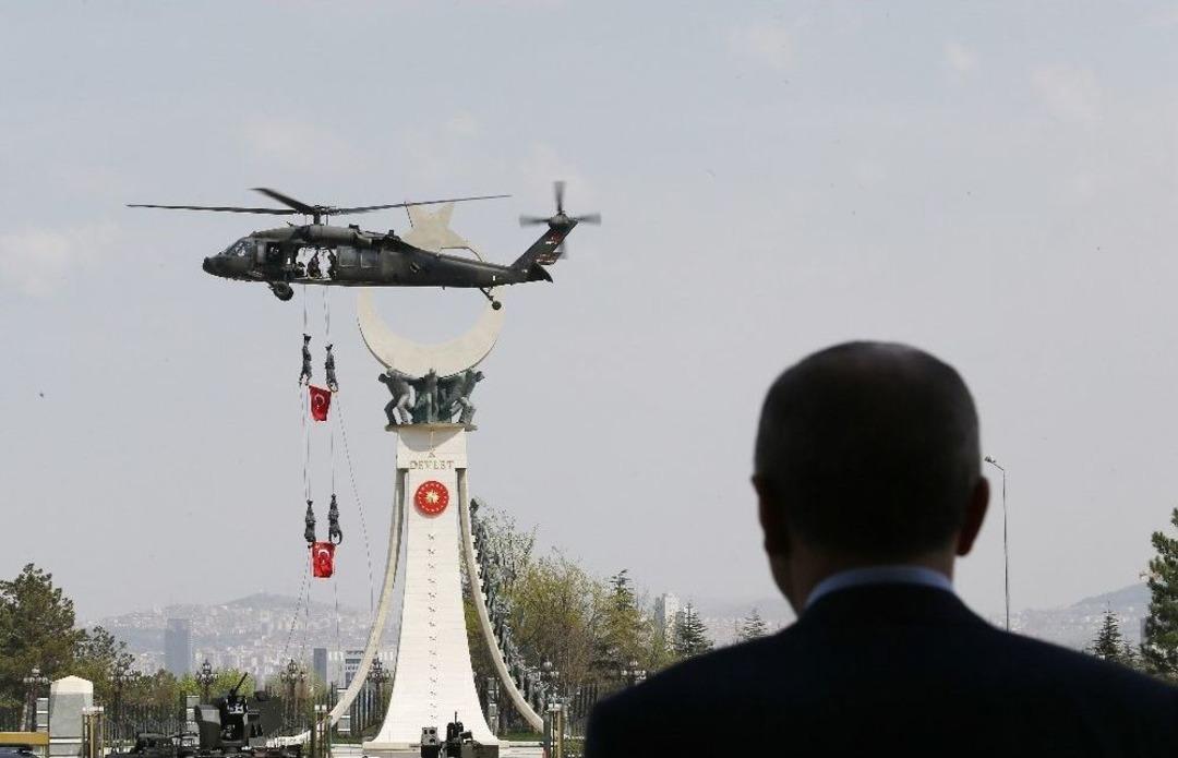 &Ouml;zel Harekat Polisleri Helikopterden Sarkan Halatlarla K&uuml;lliyeye İndi