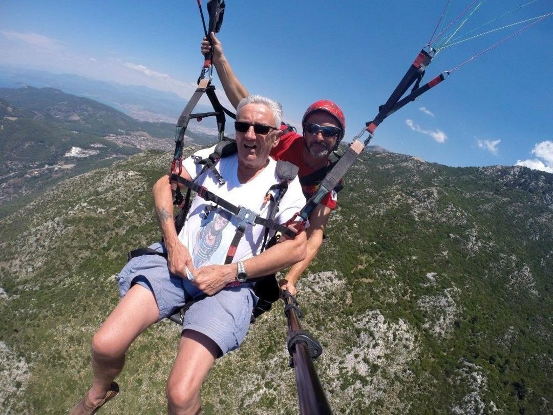 Eşinin K&uuml;llerini Yama&ccedil; Paraş&uuml;t&uuml;yle Denize Savrudu