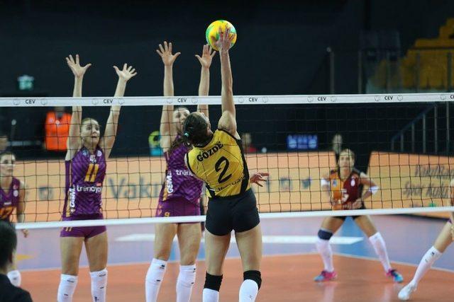 Vakıfbank, Şampiyonlar Ligi’ne Derbi Galibiyetiyle Başladı