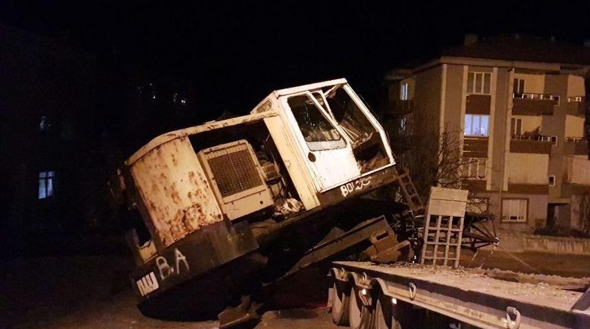 Çekiciden Düşen Vinç Amasra Yolunu Trafiğe Kapattı