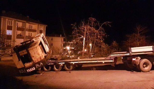 Çekiciden Düşen Vinç Amasra Yolunu Trafiğe Kapattı