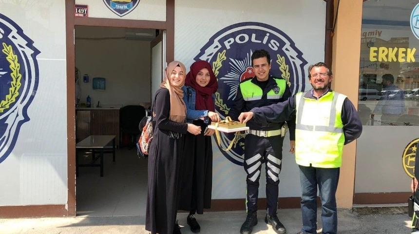 Trafik Ekiplerinden S&uuml;r&uuml;c&uuml;lere &Ccedil;ikolata İkramı