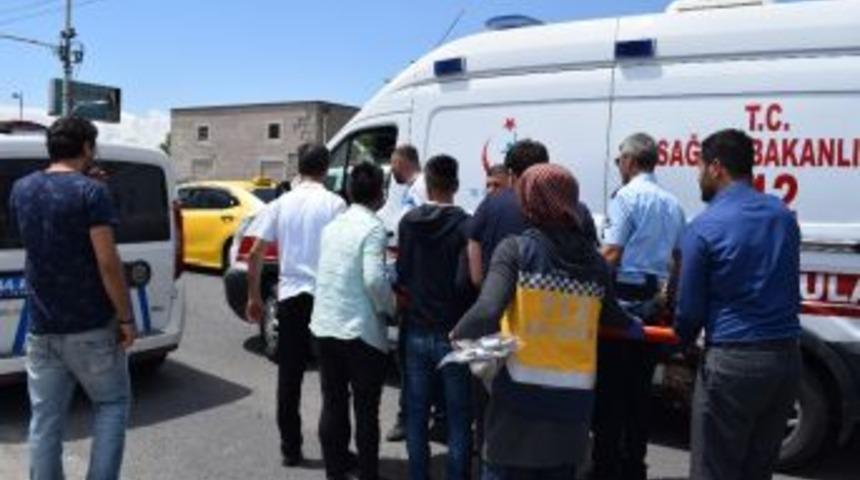 Kamyon Otomobile &Ccedil;arptı: 1 Yaralı