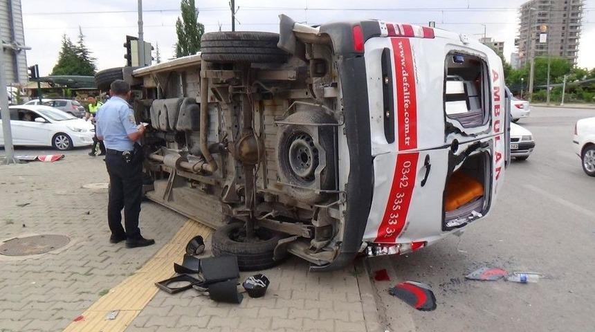 Hasta Taşıyan Ambulans Kaza Yaptı: 4 Yaralı