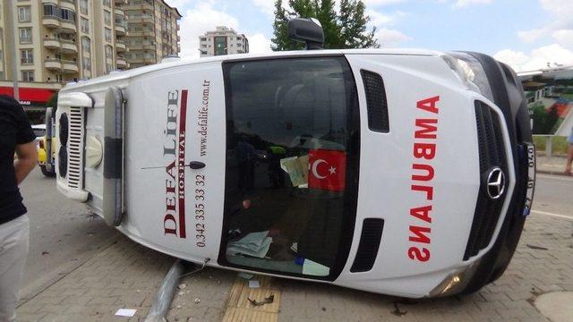 Hasta Taşıyan Ambulans Kaza Yaptı: 4 Yaralı