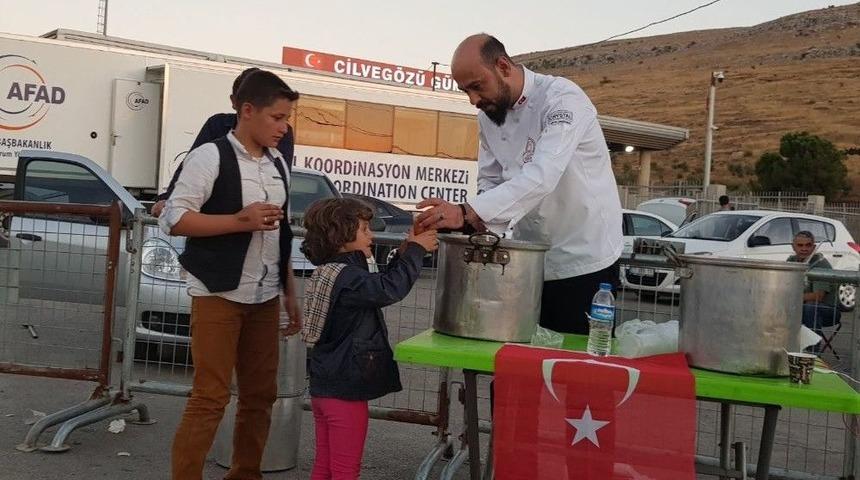 Uşaklı Aş&ccedil;ılardan Suriyeli Savaş Mağdurlarına &Ccedil;orba İkramı