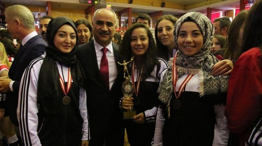 Voleybol Turnuvasına Katılan &Ouml;ğrenciler &Ccedil;anakkale&rsquo;ye G&ouml;nderilecek