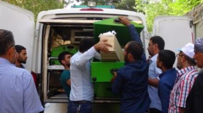 Katliam Gibi Kaza: 4 &Ouml;l&uuml;, 2 Yaralı