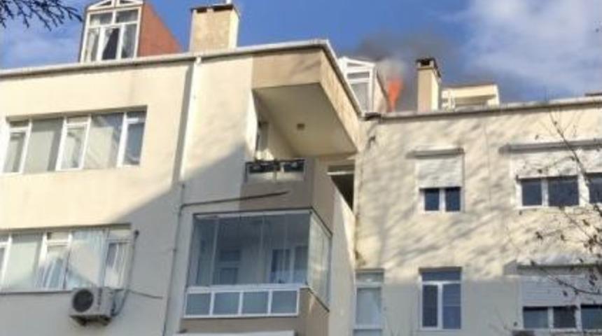 (&ouml;zel Haber) Beşiktaş&rsquo;ta &Ccedil;atı Katı Alev Alev Yandı, Mahalleli Sokağa D&ouml;k&uuml;ld&uuml;