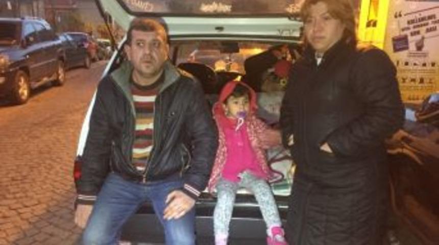 Beşiktaş&rsquo;ta Evleri Olmayan Aile, Arabada Yaşıyor