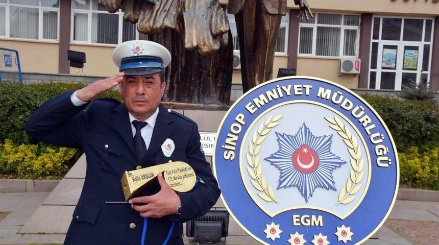 Polis Memuruna Altın D&uuml;d&uuml;k