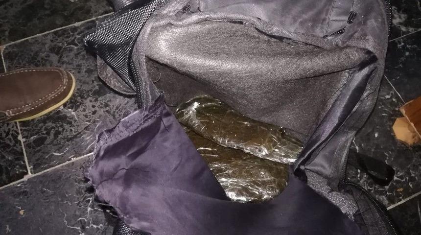 İranlı 2 Ş&uuml;pheli 5,5 Kilo Esrarla Yakalandı