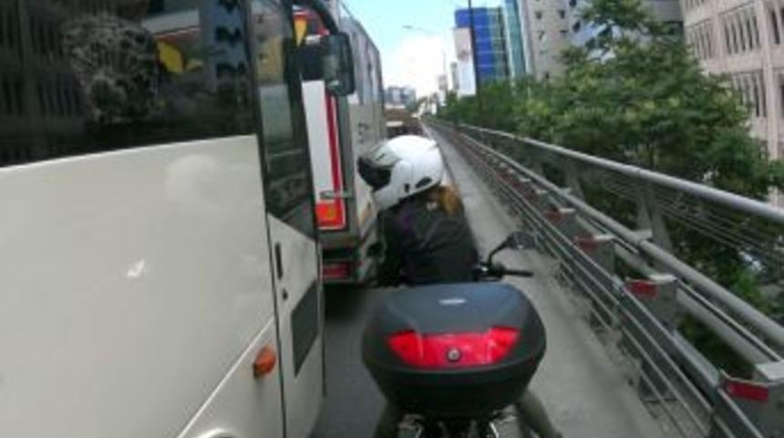 (&ouml;zel) Kadın Motosikletliden Otob&uuml;s Şof&ouml;r&uuml;ne Yumruklu Tepki