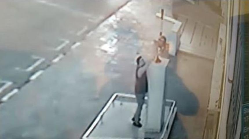 Pkk Yandaşının Atat&uuml;rk&rsquo;e &Ccedil;irkin Saldırısı Kamerada