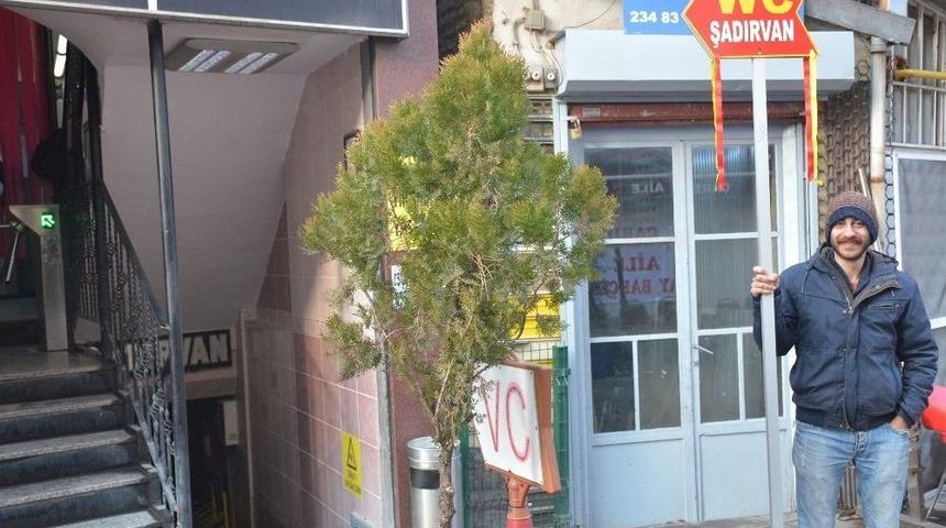 Bu Adamı G&ouml;ren Tuvalete Gidiyor