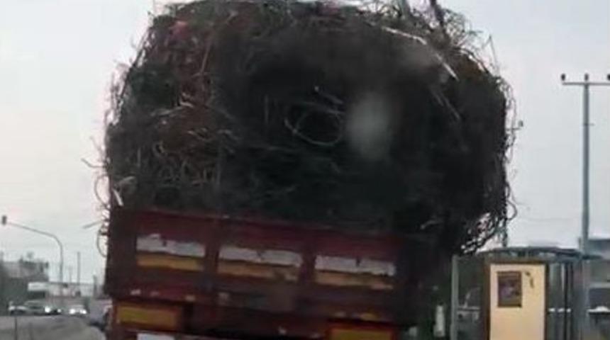 Hurda Y&uuml;kl&uuml; Kamyon Korkuttu