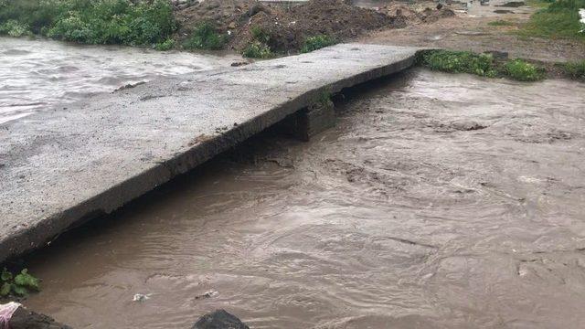 Sarıkamış’ta Sağanak Yağış Sele Dönüştü