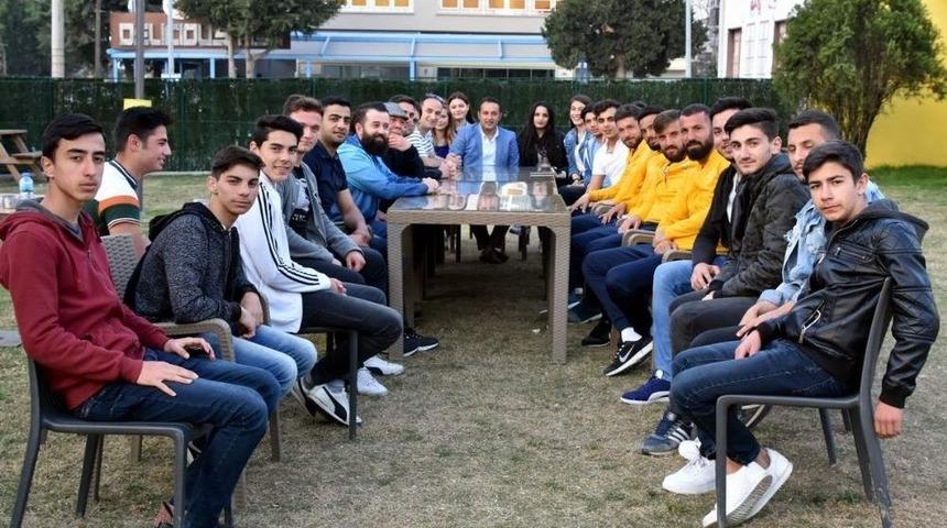 Aliağasporlu Futbolculardan Yeni&ccedil;eriler Derneğine Ziyaret