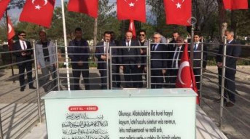 Bakan &Ouml;zl&uuml;, &Ouml;mer Halisdemir&rsquo;in Mezarını Ziyaret Etti