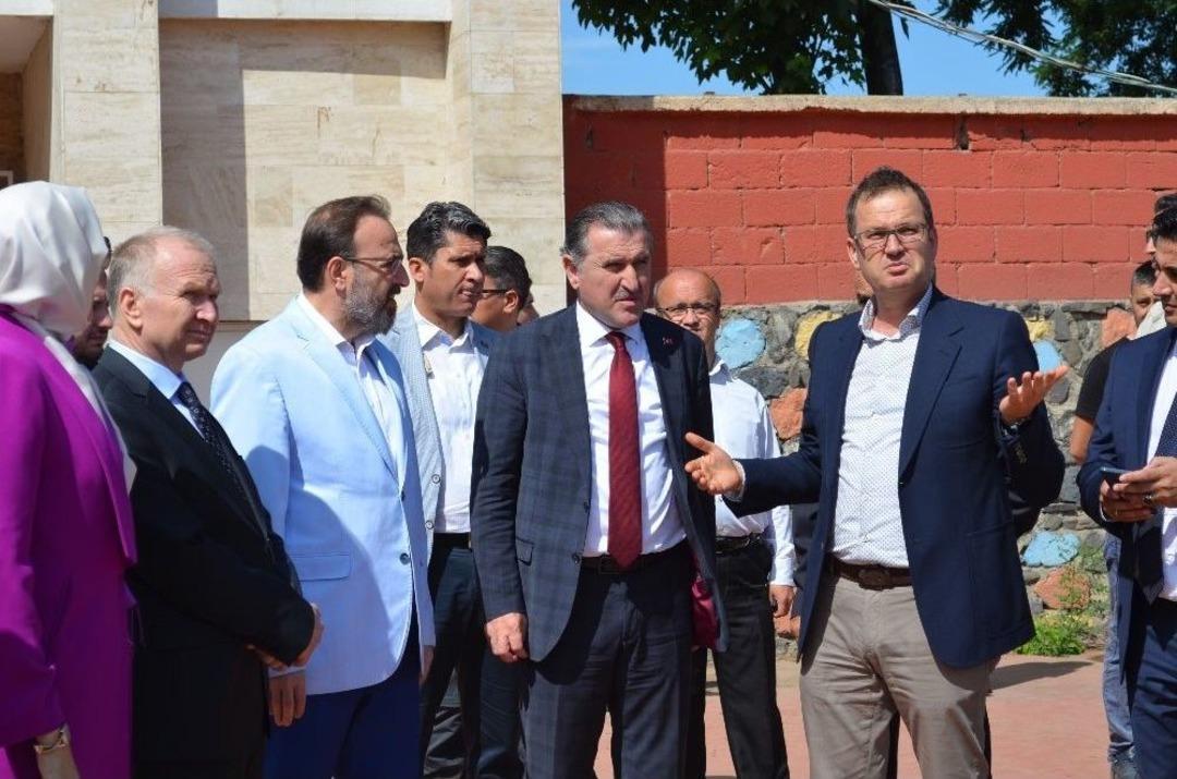 Bakan Bak, &Ccedil;ocuklarla Basketbol Oynadı