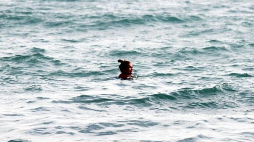 Kadın Turist Dalgalara Aldırış Etmedi