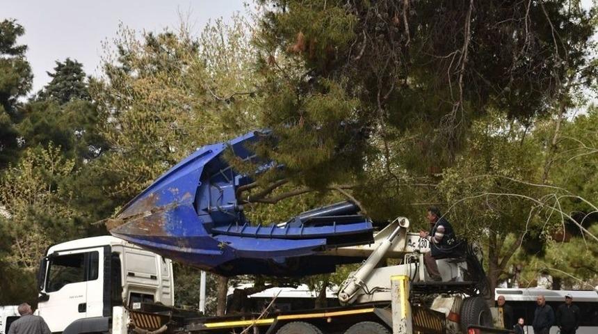 Katlı Otopark Alanındaki Ağa&ccedil;lar 9. Fırka Anıtı Ve Parkı&rsquo;na Nakledildi