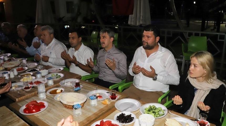 Başkan Şirin, Turgutlulu Eğitimci-yazar &Ccedil;apkıner&rsquo;i Andı