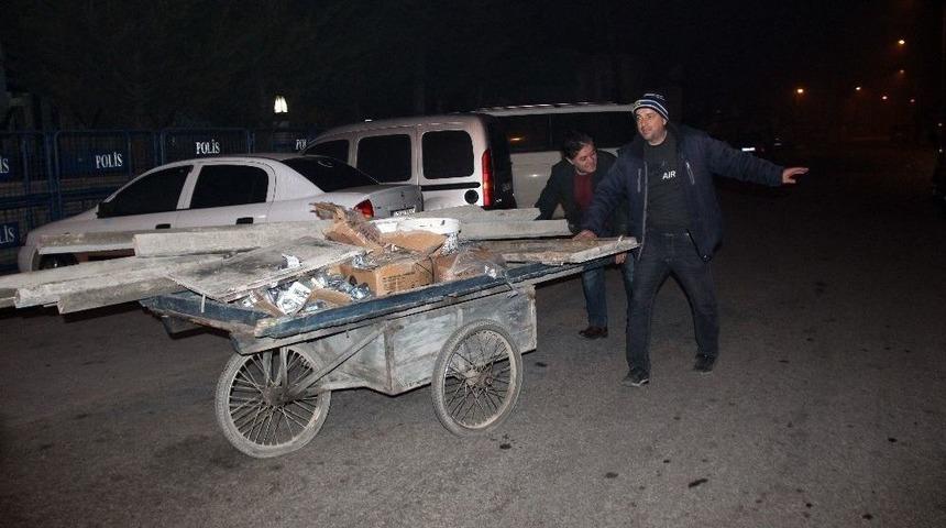 &Ccedil;aldıkları İnşaat Malzemeleriyle Ka&ccedil;arken Yakalandılar