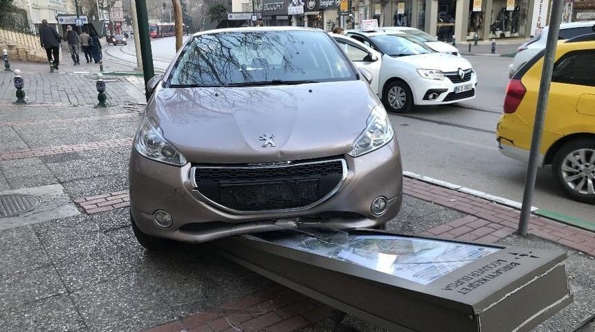 Kaldırıma Çıkan Sürücü, Belediye Panosuna Çarparak Durabildi