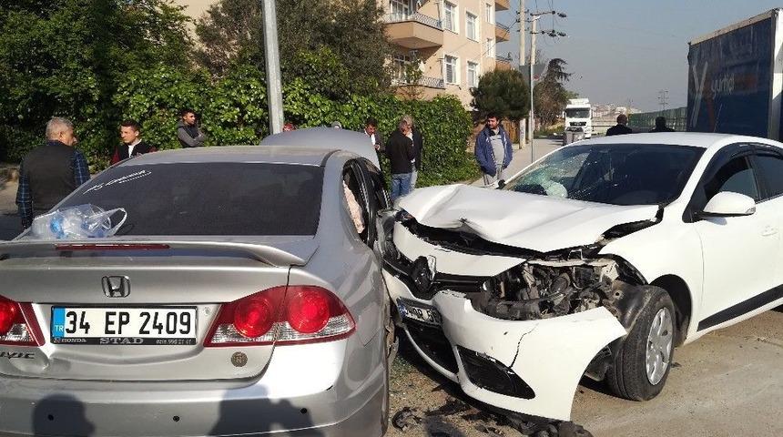 Kocaeli&rsquo;de İki Otomobil &Ccedil;arpıştı: 5 Yaralı