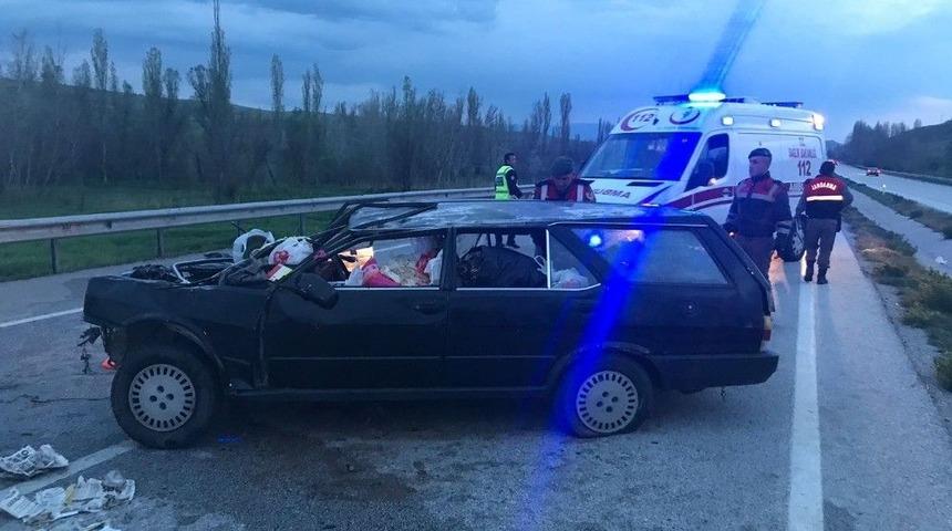 Otomobil Karşı Şeride Ge&ccedil;ti: 2 Yaralı