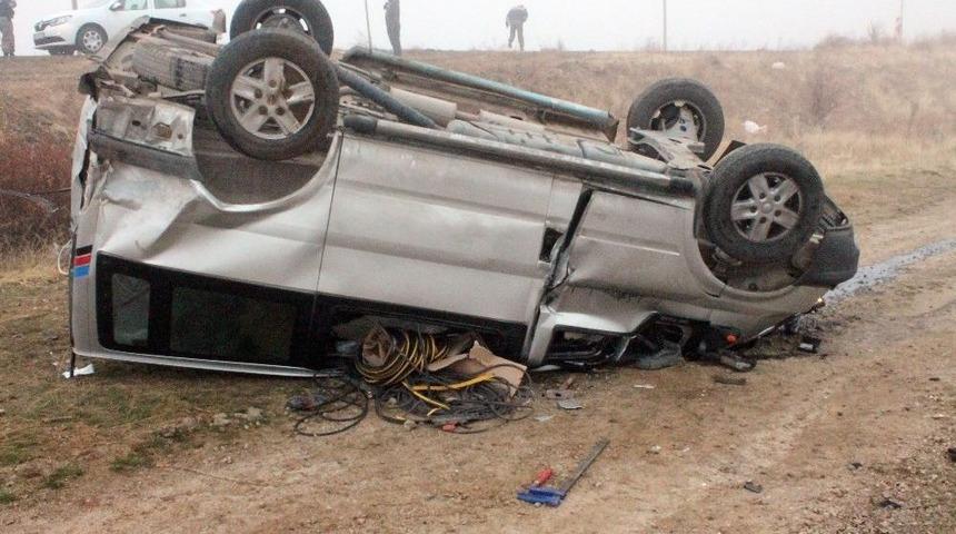 Elazığ&rsquo;da Minib&uuml;s Şarampole Yuvarlandı: 3 Yaralı