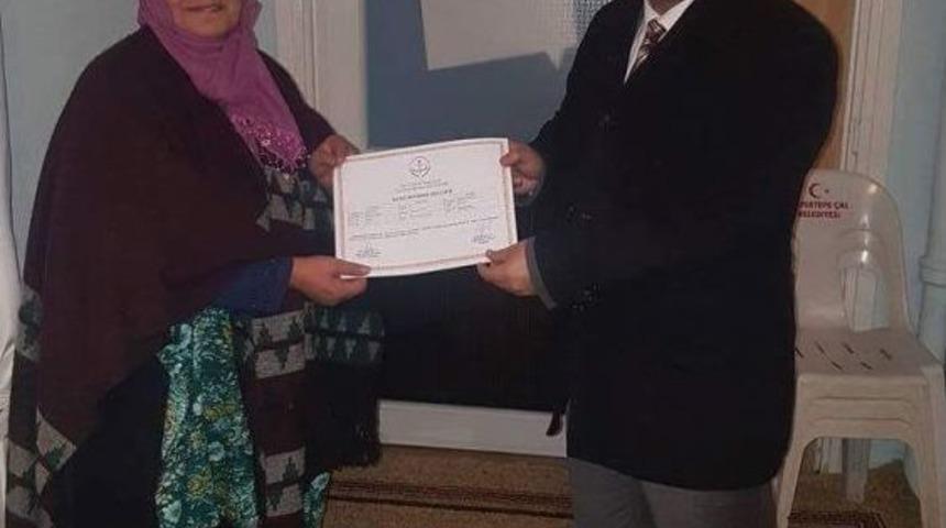 Kursiyerlere Belgeleri Verildi