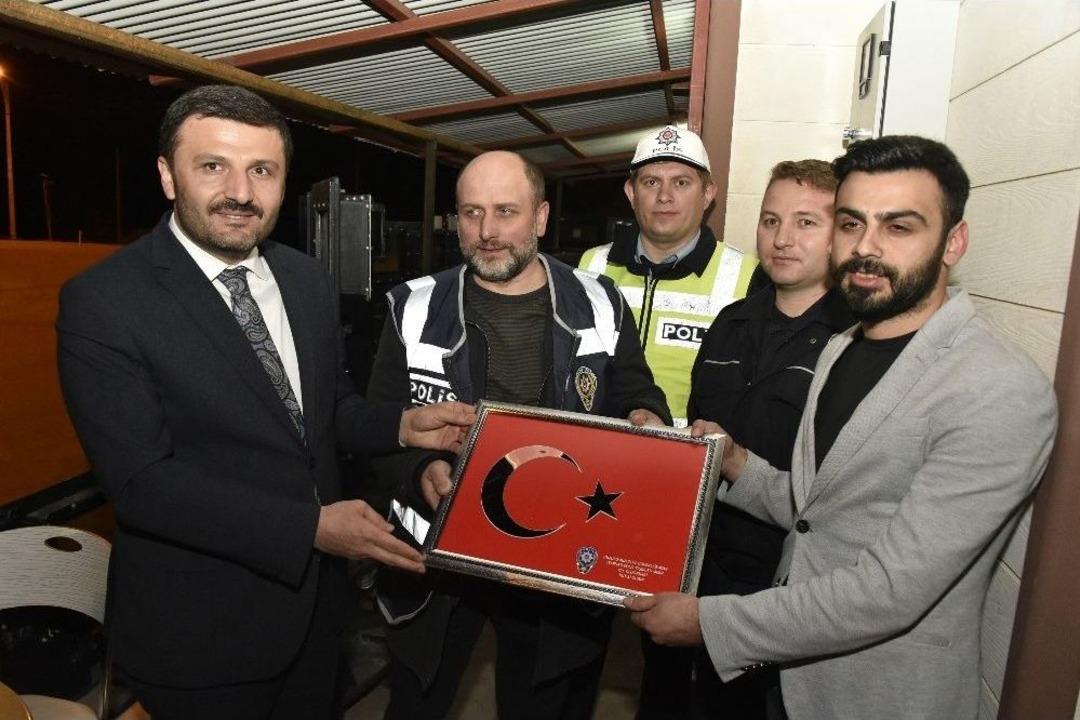 Ak Parti&rsquo;den N&ouml;bet Tutan Polislere Tatlı S&uuml;rprizi