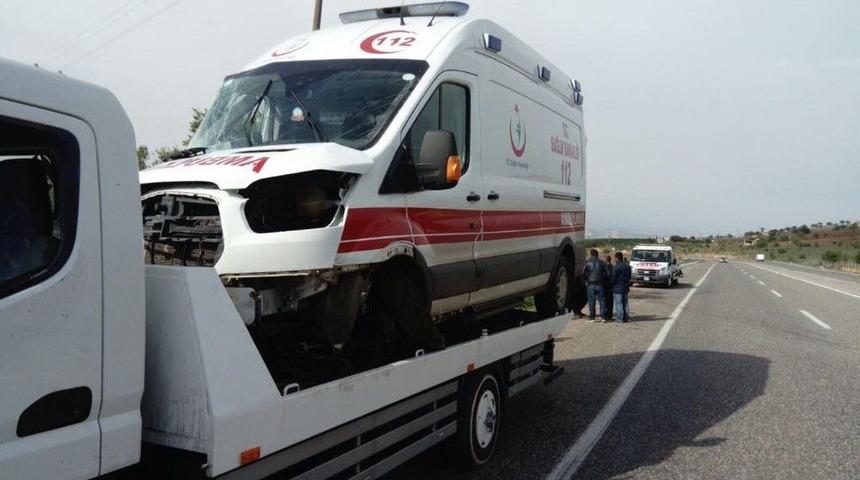 Ambulans İle Minib&uuml;s &Ccedil;arpıştı: 6 Yaralı