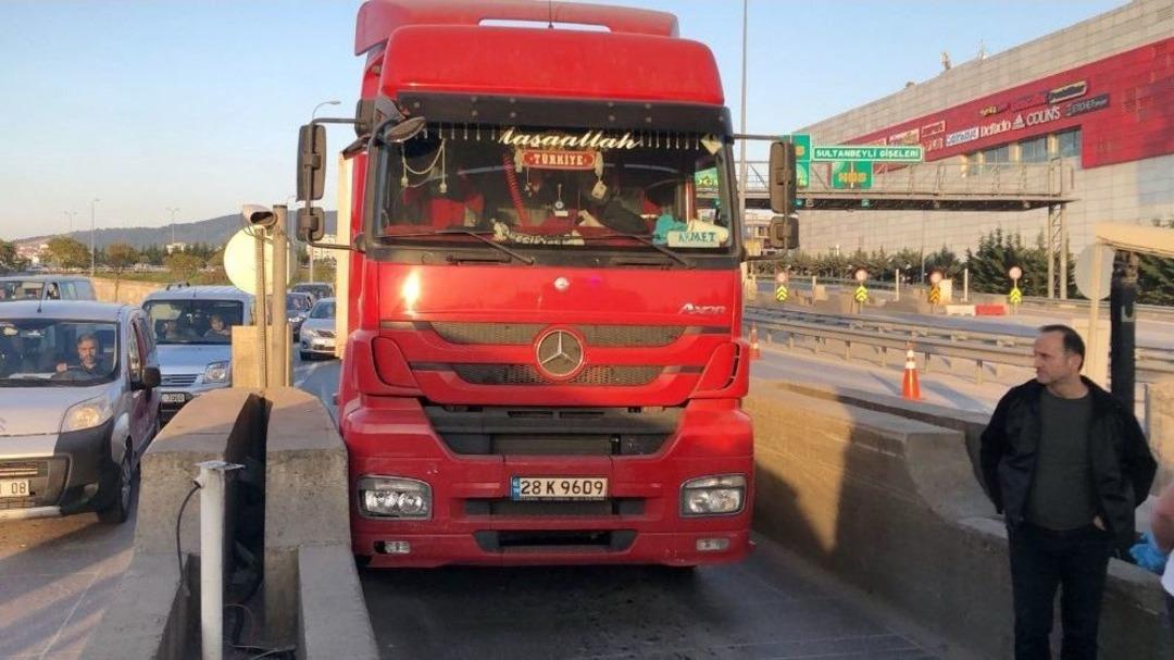 Bonzai Kullandığı İddia Edilen Tır S&uuml;r&uuml;c&uuml;s&uuml; Direksiyonda Sızdı