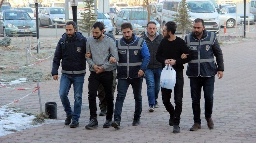 Hırsızlar Parayı Harcayamadan Yakalandı