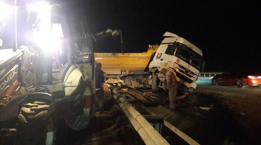 Şile Otoyolunda Hafriyat Kamyonu Bariyerlere &Ccedil;arpıp Yan Yattı