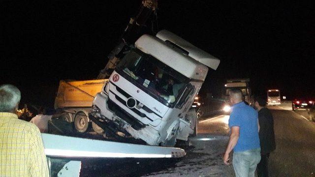 Şile Otoyolunda Hafriyat Kamyonu Bariyerlere Çarpıp Yan Yattı