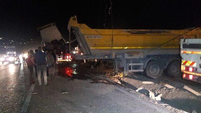 Şile Otoyolunda Hafriyat Kamyonu Bariyerlere Çarpıp Yan Yattı