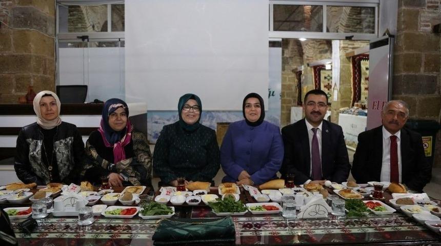 Niğde Belediye Başkanı &Ouml;zkan, Kadın Kolları &Uuml;yeleriyle Bir Araya Geldi