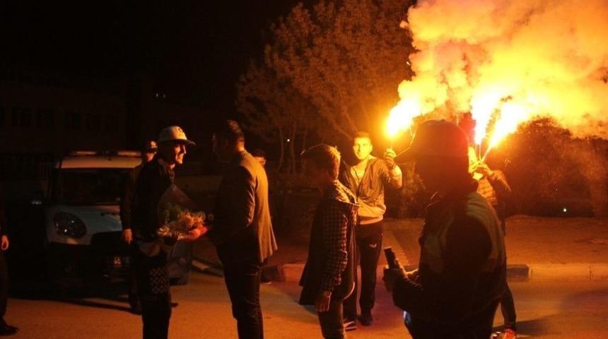 Manisa&rsquo;da Polislere Meşaleli Kutlama