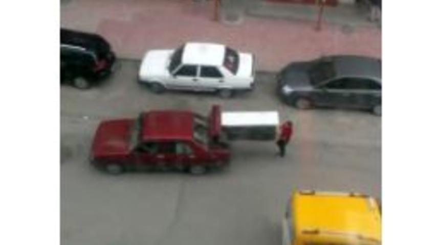 B&uuml;y&uuml;k Buzdolabını Otomobilin Bagajında Taşıdılar