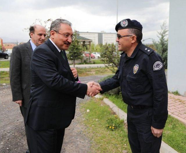 Erü Rektörü Güven’den, Üniversitede Görevli Çevik Kuvvet Ekibine Ziyaret