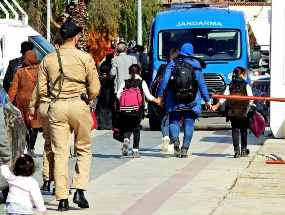 &Ccedil;eşme&rsquo;de 92 Ka&ccedil;ak G&ouml;&ccedil;men Yakalandı