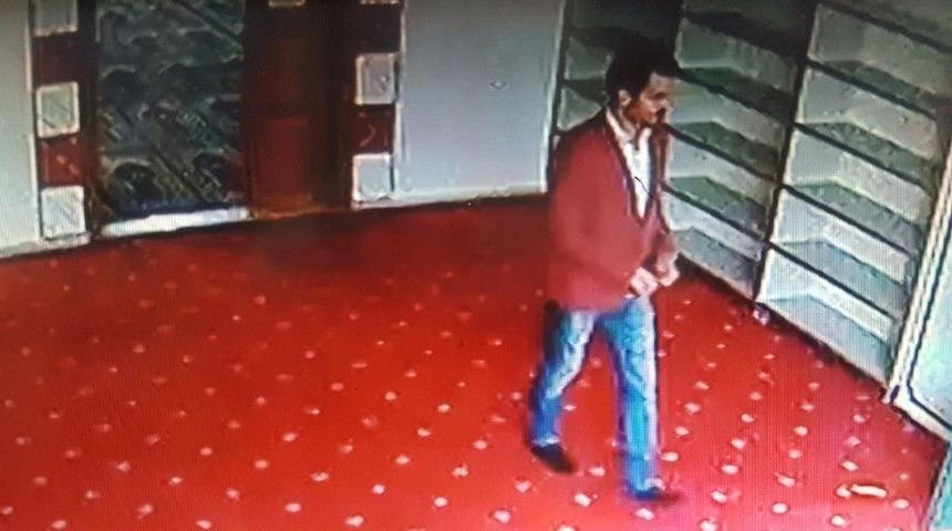 Şık Giyimli Cami Hırsızı