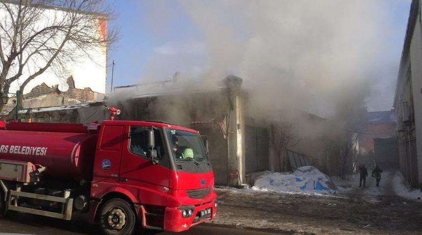Kars&rsquo;ta, Metruk Bina Ateşe Verildi