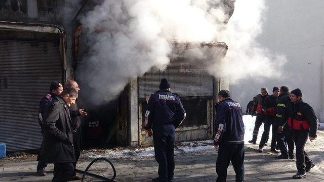 Kars’ta, Metruk Bina Ateşe Verildi