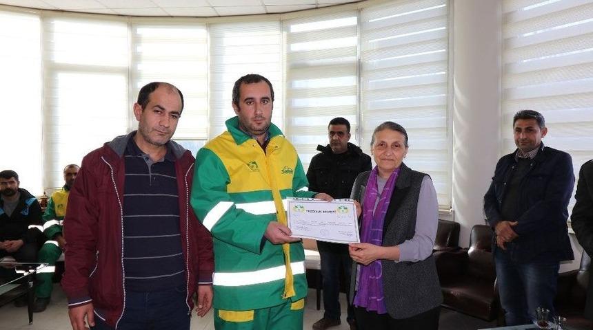 Bağlar Belediyesinde Temizlik İş&ccedil;isine &Ouml;d&uuml;l Verildi